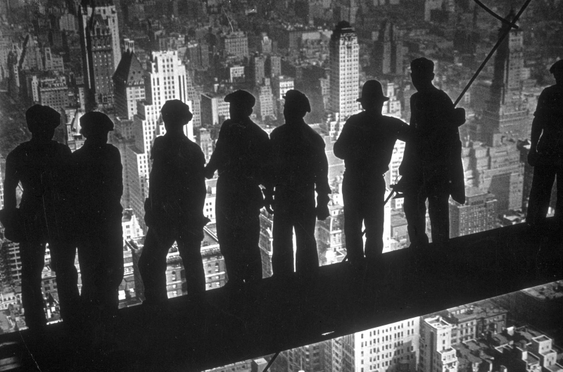 Illustration for article titled Death-Defying Photos Of Skyscraper Construction Workers Goofing Around